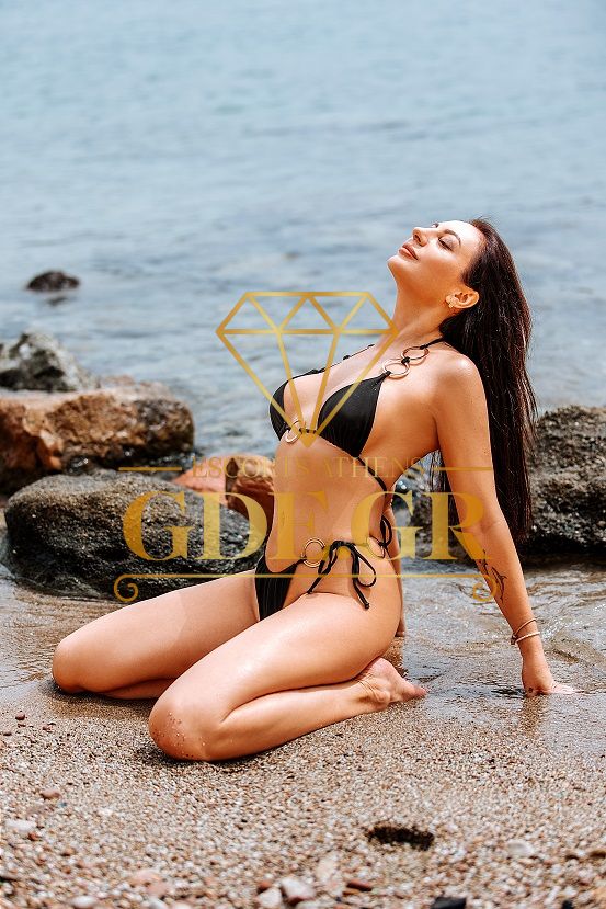 OLIVIA-MATURE-BRUNETTE-ESCORT